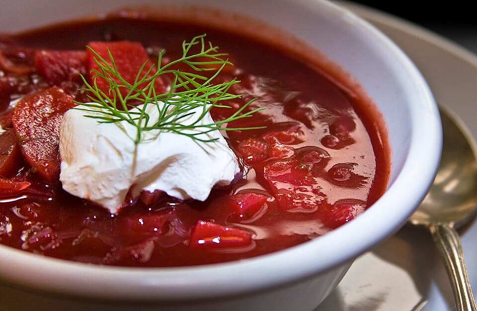 Ukrainian borshch with pampushky